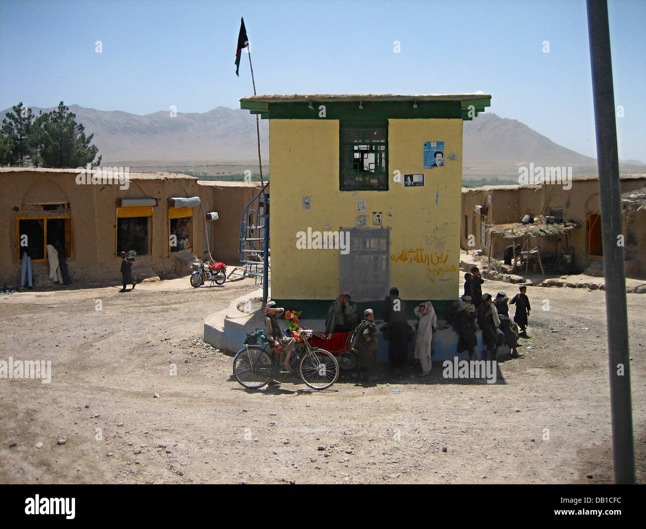 (Afp) le fichier photo datée du 11 mai 2005 montre une scène de la route de Chora, en Afghanistan. Un porte-parole confirme le 07 décembre, le Ministère fédéral du développement a approuvé la participation de la coopération technique allemande (GTZ) pour l'expansion de l'Urusgan province Allemagne participation civile dans la sud. Les 20 millions d'euros participation nous spand sur deux ou trois ans, y Banque D'Images