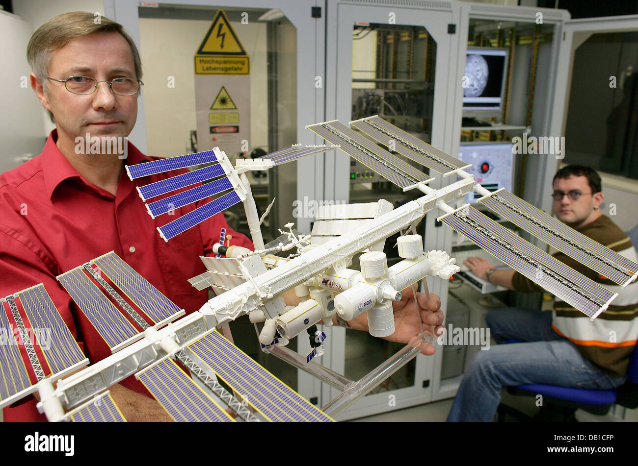 Hans-Juerge Pflanz de BTU Cottbus Technical University, Département de l'Aérodynamique et mécanique des fluides, présente un modèle de Station spatiale internationale ISS à Cottbus, Allemagne, 07 décembre 2007. BTU a développé le 'expérience GeoFlow', faisant partie de la laboratoire scientifique européen 'Columbus' à bord de la station spatiale, qui devrait soulever avec navette spatiale Atlantis le 08 décembre. Le premier-e Banque D'Images