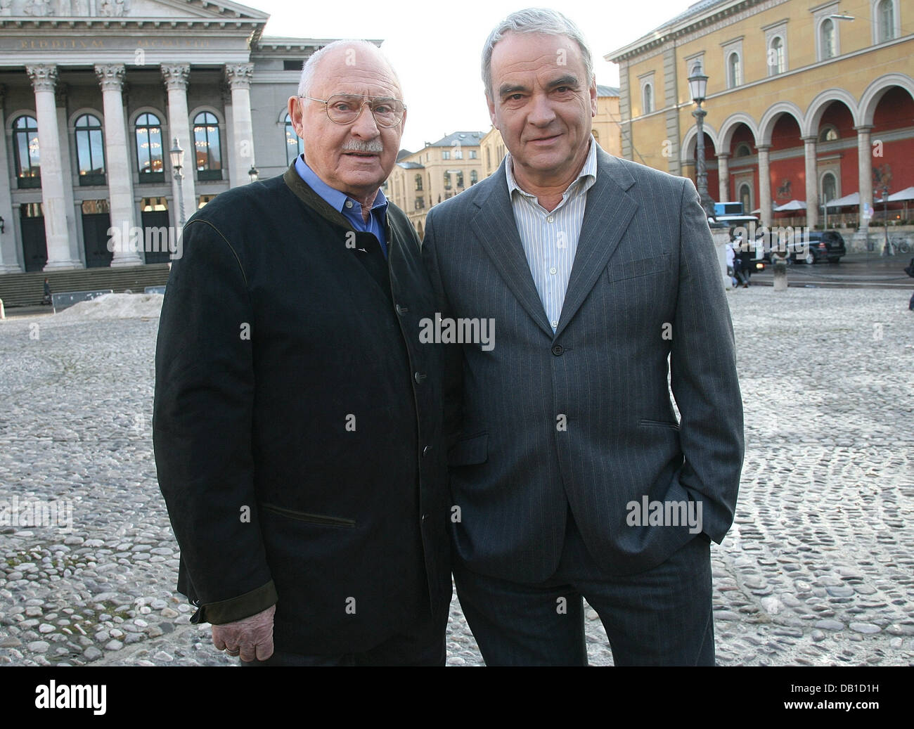 Acteurs Walter Kreye (R) et Rolf Schimpf poser après une conférence de presse à Munich, Allemagne, 10 décembre 2007. Schimpf quittera la série crime 'Der Alte'. L'ancien') par canal de télévision ZDF et apparaîtra en tant qu'inspecteur Leo Kress pour la dernière fois le 21 décembre. Kreye réussira Schimpf comme inspecteur Rolf Herzog. Photo : Ursula Dueren Banque D'Images