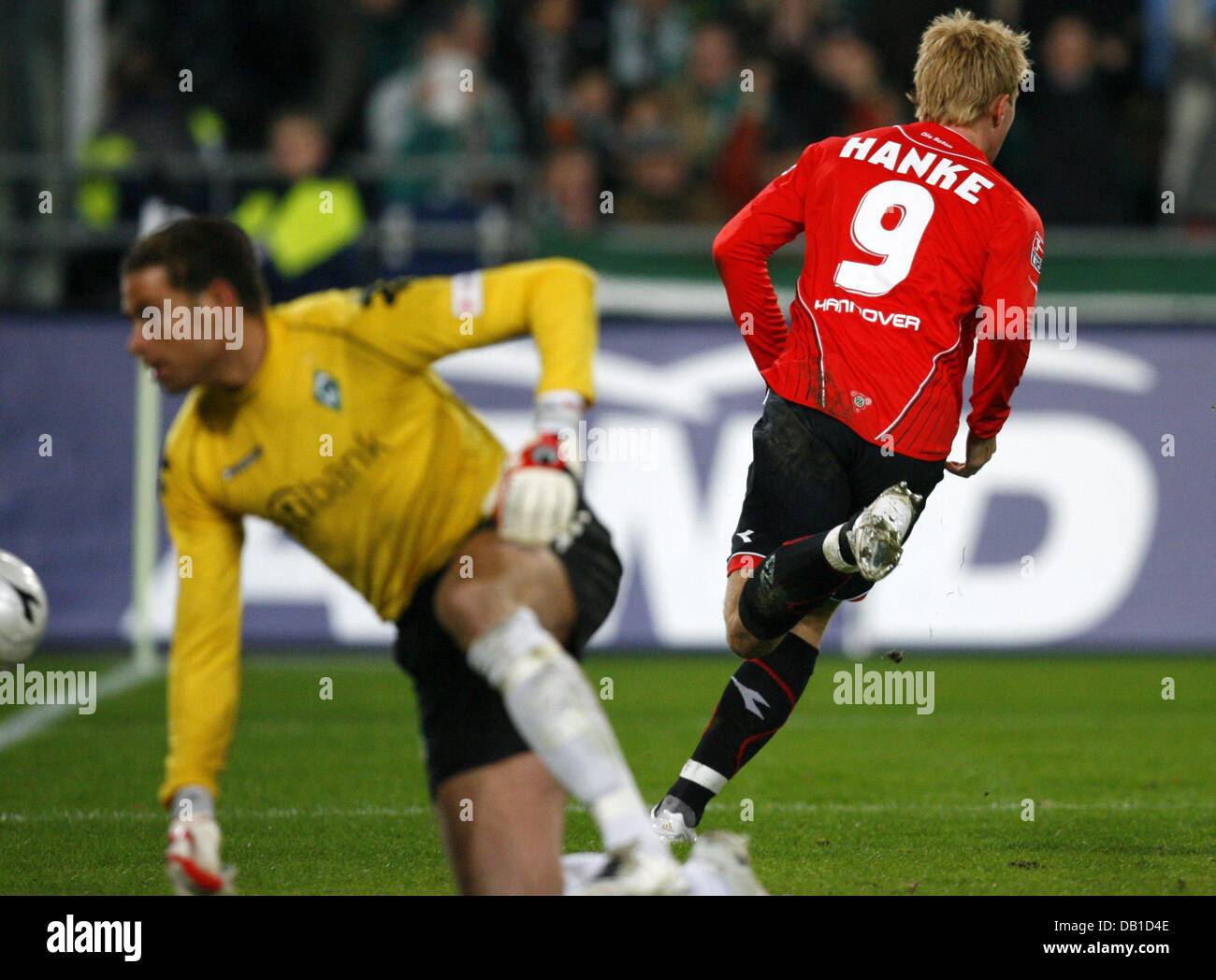 Mike Hanke de Hanovre (R) marque le 4-3 contre le gardien Tim Wiese de Brême lors de la Bundesliga Hanovre 96 match contre le Werder Brême au stade AWD-Arena à Hanovre, Allemagne, 08 décembre 2007. Brême 4-3 Hanovre défait. Photo : Jochen Luebke Banque D'Images