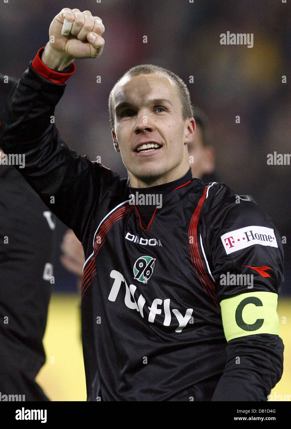 Gardien Robert Enke de Hanovre célèbre la victoire après le match de Bundesliga Hanovre 96 vs Werder Brême au stade AWD-Arena à Hanovre, Allemagne, 08 décembre 2007. Brême 4-3 Hanovre défait. Photo : Jochen Luebke Banque D'Images