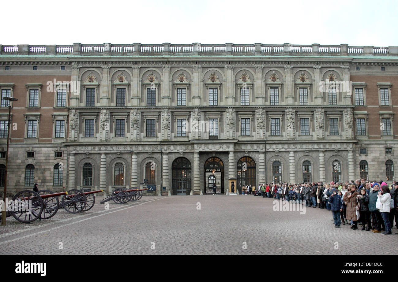 La file d'à l'entrée du Palais royal KUNGLIGA SLOTTET à Stockholm, Suède, 08 décembre 2007. Le Palais Royal de Stockholm ainsi que le centre historique de Gamla stan sont situés sur l'île de Stadsholmen. Photo : Kay Nietfeld Banque D'Images