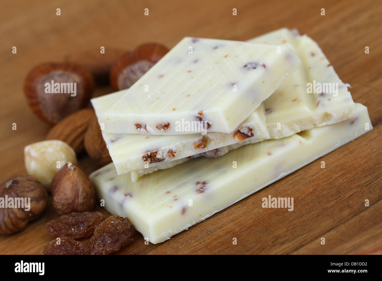 Chocolat blanc aux noisettes, amandes et raisins secs Banque D'Images