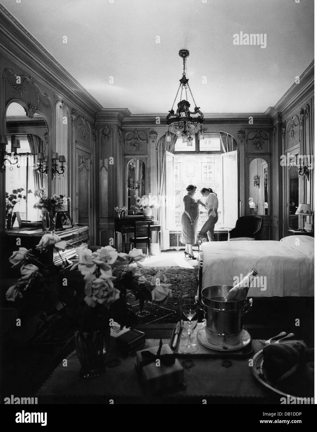 Ekberg, Anita, 29.9.1931 - 11.1.2015, actrice suédoise, demi-longueur, avec sa mère, Paris, 1957, Banque D'Images