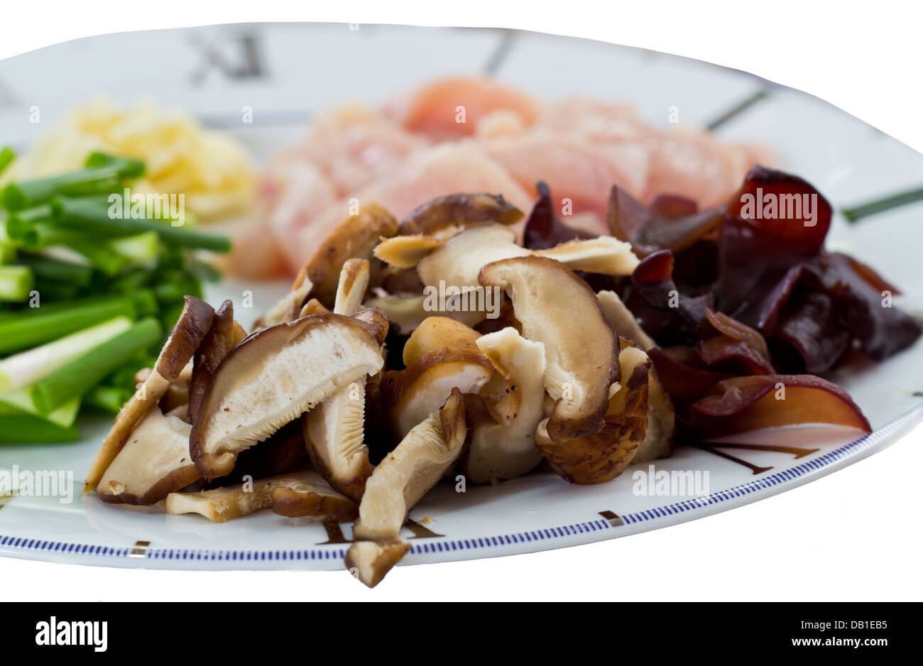 Les ingrédients alimentaires y compris avec les champignons tranchés, des tranches de porc et poireaux. Banque D'Images