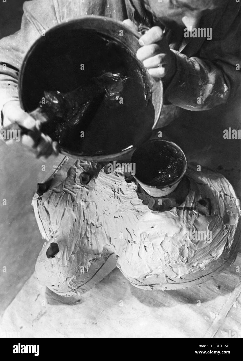 Artisanat, artisanat, sculpteur, déversant un moule de coulée, années 1930, droits additionnels-Clearences-non disponible Banque D'Images