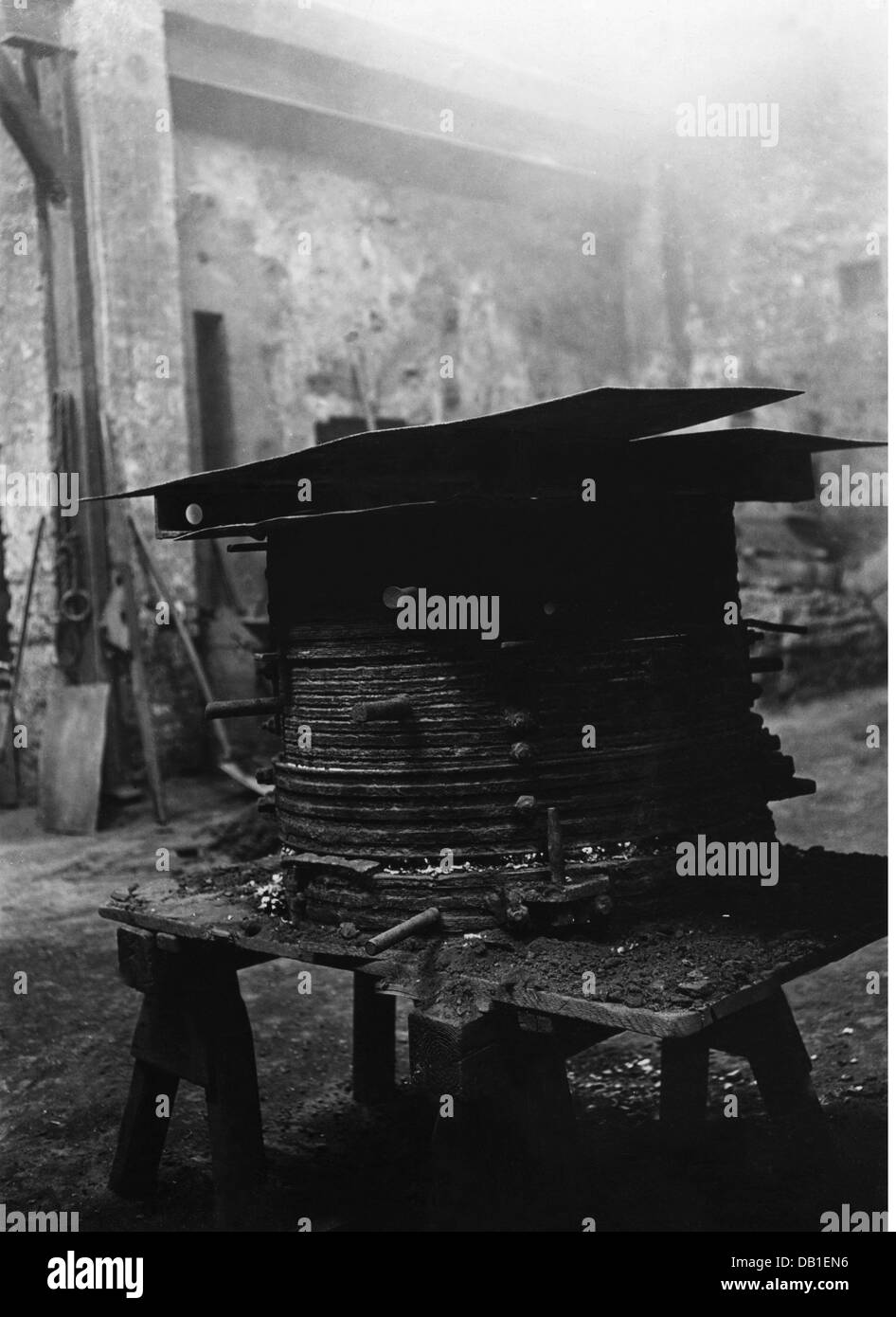 Artisanat, fondateur de cloche, gaine métallique de la moule de coulée, fonderie de cloche Joseph Pfundner, Vienne, années 1930, droits additionnels-Clearences-non disponible Banque D'Images