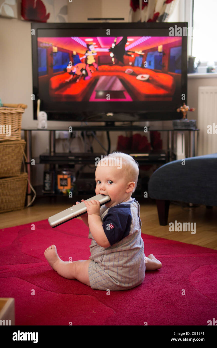 Bebe Avec Telecommande Tv Television Regarder Enfant Bebe Changeant Film Calme Mon Garcon De L Alimentation La Musique Le Calme A La Television S Asseoir Photo Stock Alamy Bebe Avec Telecommande Tv Television Regarder Enfant Bebe Changeant Film Calme Mon Garcon De L Alimentation La Musique Le Calme A La Television S Asseoir Photo Stock Alamy