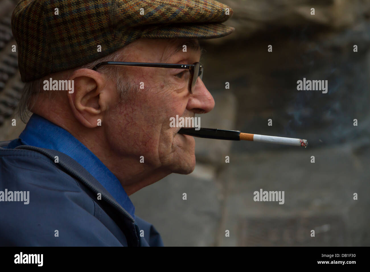 Portrait d'un vieil homme italien fumer une cigarette sur le support. Banque D'Images