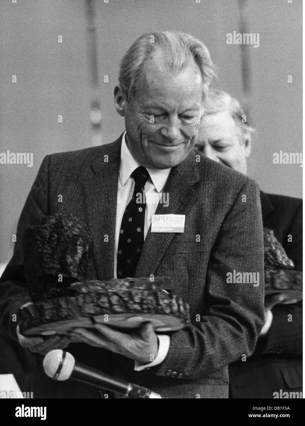 Brandt, Willy, 18.12.1913 - 8. 10.1992, politicien allemand (SPD), président fédéral du parti social-démocrate allemand 1964 - 1987, avec une partie de charbon présent des mineurs de Recklinghausen, convention du parti national, Munich, 19. - 23.4.1982, Banque D'Images