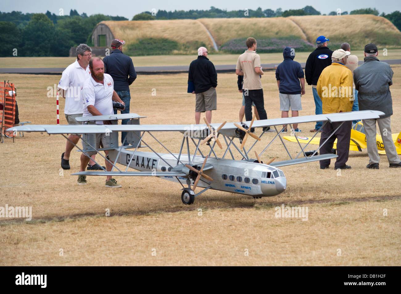 Exposant avec le vol avion Handley Page modèle au grand spectacle d'aéromodèles à Cosford RAF, Shropshire, Angleterre, juillet 2013 Banque D'Images