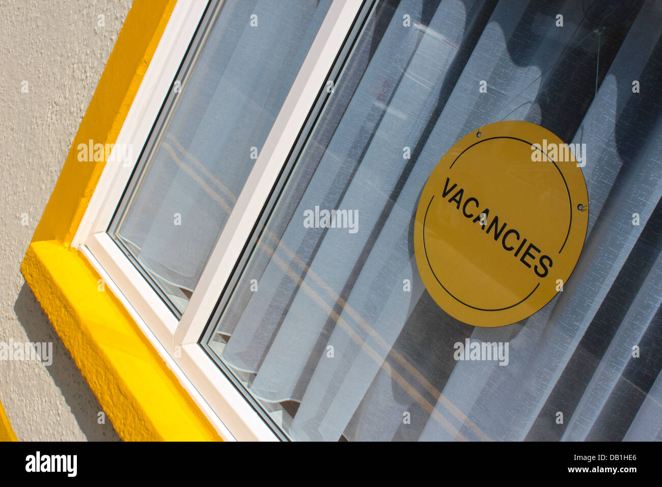 Postes vacants et signe jaune vif à un châssis de fenêtre Aberystwyth B&B guesthouse Banque D'Images