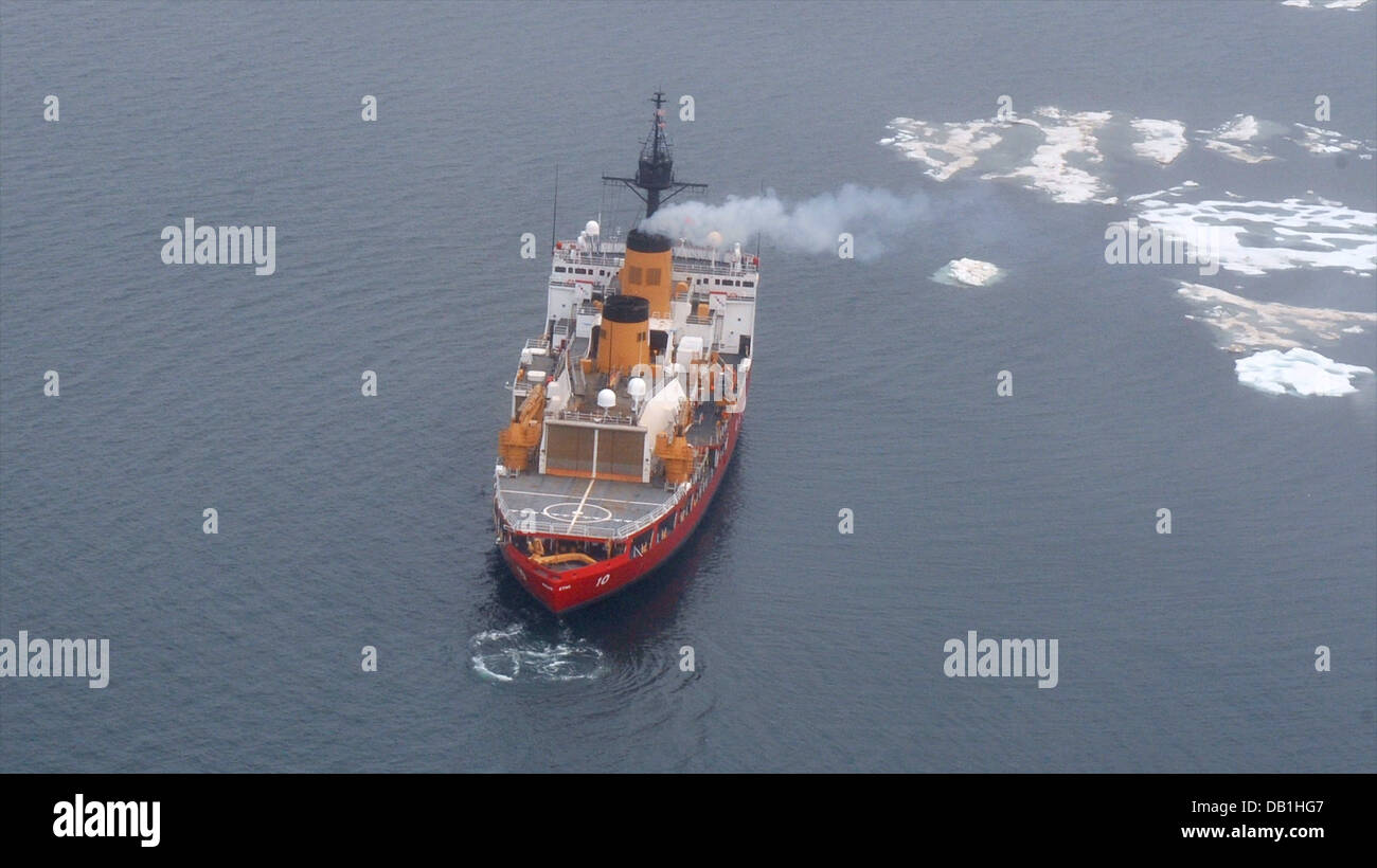 Les garde-côte de Polar Star Transit près du début de la lisière de glace dans la mer de Chukchi au nord de Wainwright, Alaska, le mardi, 16 juillet 2013. L'Étoile Polaire est participant à la 17e opération du District 2013 bouclier de l'Arctique et l'équipage est condu Banque D'Images