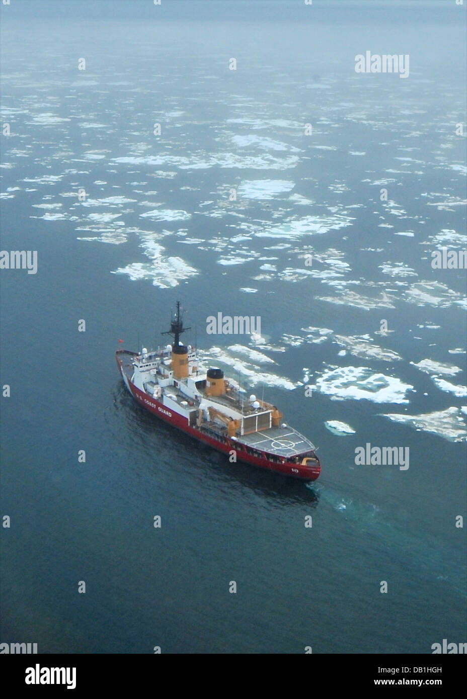 Les garde-côte de Polar Star Transit près du début de la lisière de glace dans la mer de Chukchi au nord de Wainwright, Alaska, le mardi, 16 juillet 2013. L'équipage de l'étoile polaire, de plus de 150 de la Garde côtière canadienne appuient les objectifs stratégiques de l'Arctique de l'improvi Banque D'Images