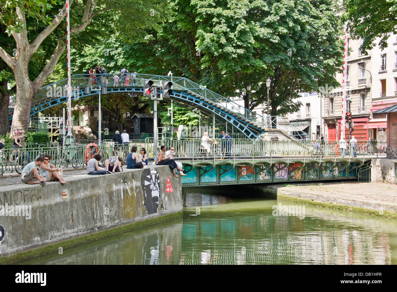 Pont tournant et passerelle au-dessus du canal Saint-Martin, près de l'hôtel du nord - Paris, France Banque D'Images
