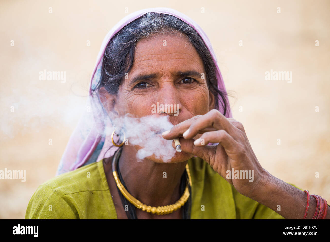 Femme de l'Inde rurale fumeurs près de Delhi, Inde Banque D'Images
