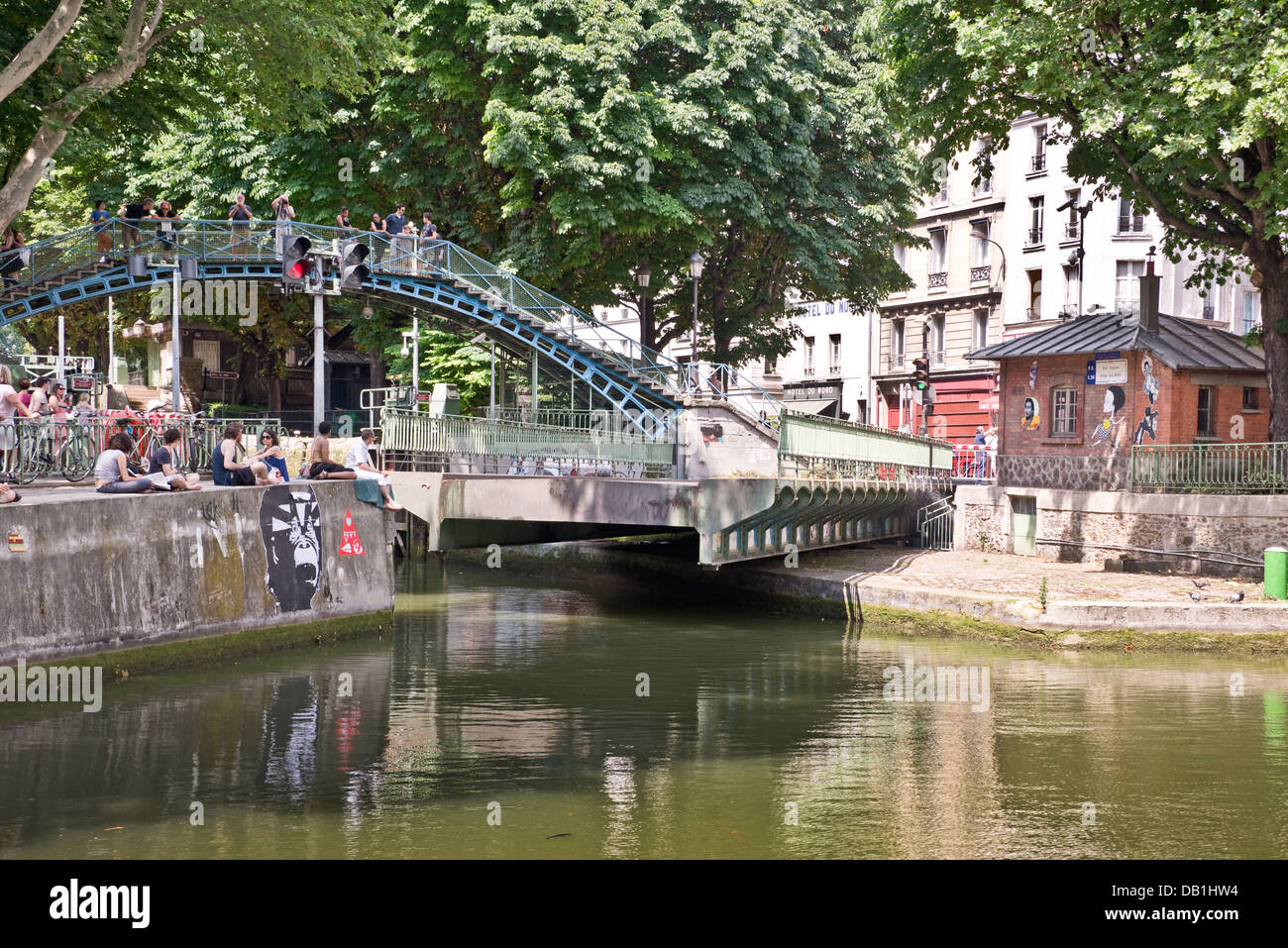 Ouverture d'un pont tournant sur le canal St-Martin, près de l'hôtel du nord - Paris, France Banque D'Images