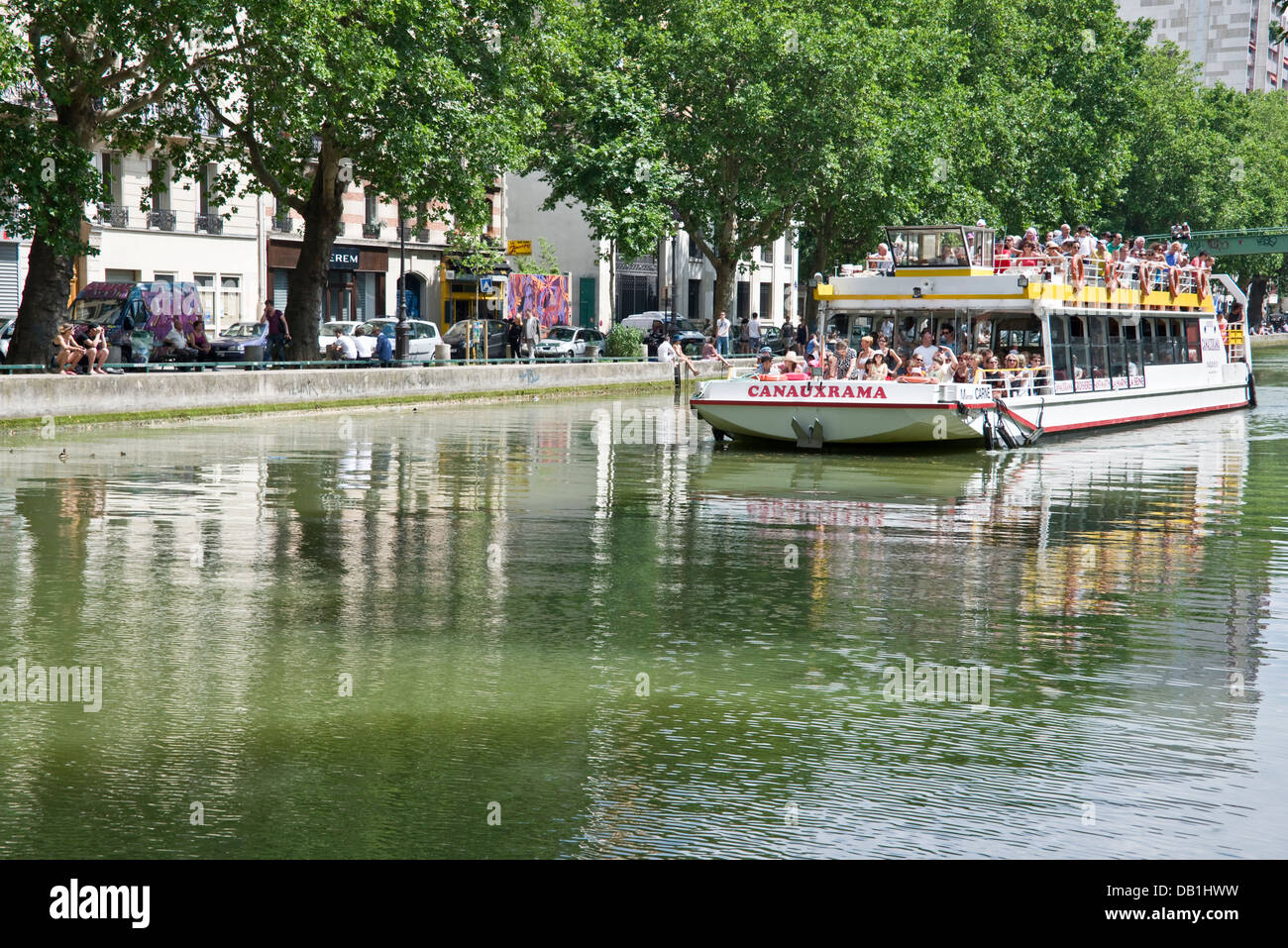 Bateau de croisière touristique sur le canal St-Martin, près de l'hôtel du nord - Paris, France Banque D'Images