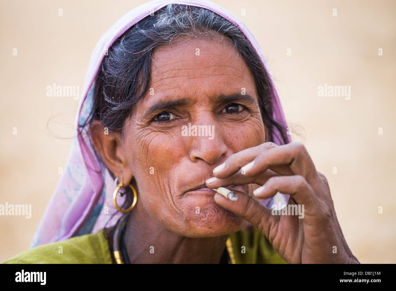 Femme de l'Inde rurale fumeurs près de Delhi, Inde Banque D'Images