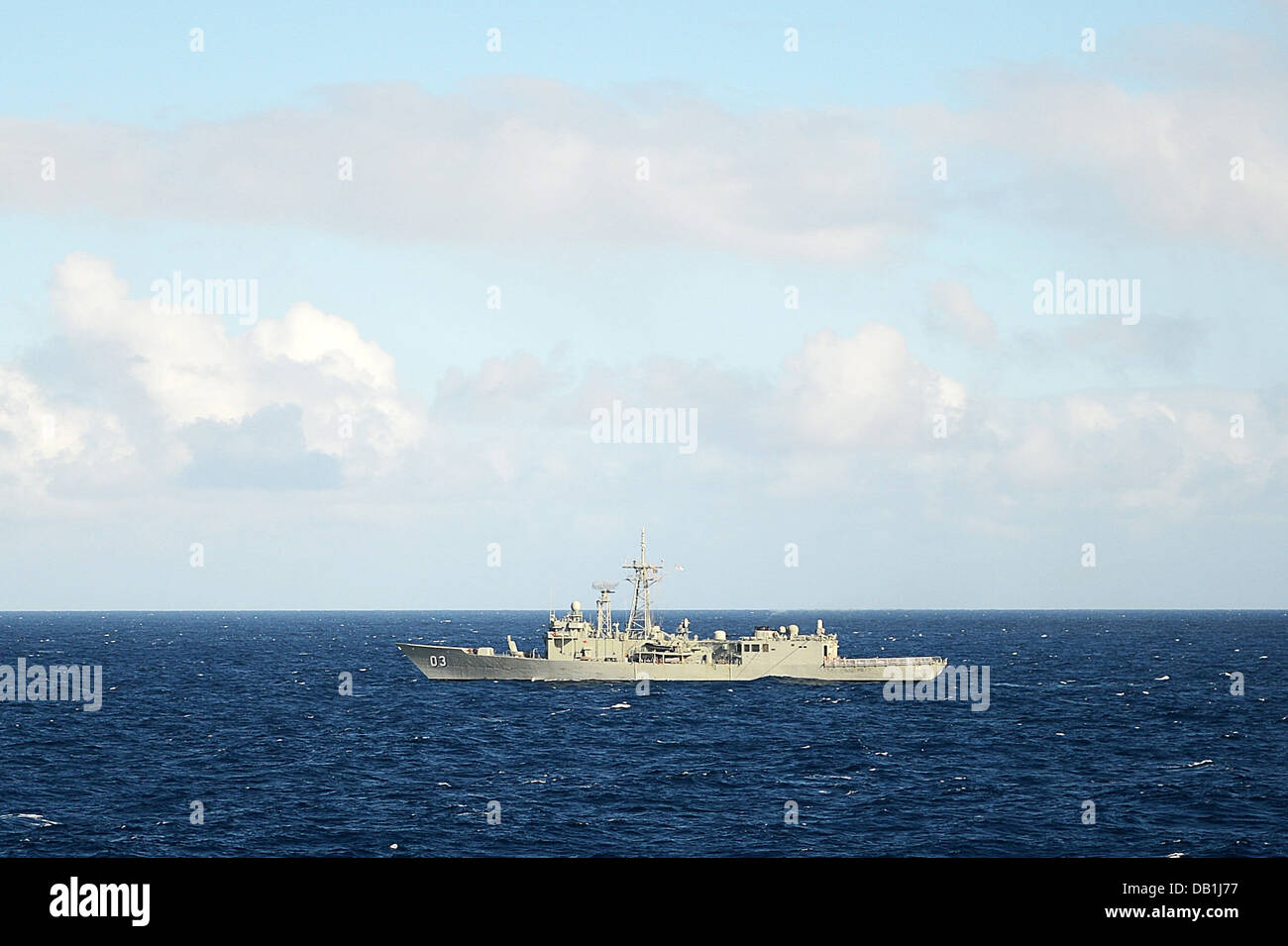 La Marine royale australienne de la classe Adélaïde frégate lance-missiles HMAS Sydney (FFG 03) est en cours avec la voiture de George Washington Banque D'Images