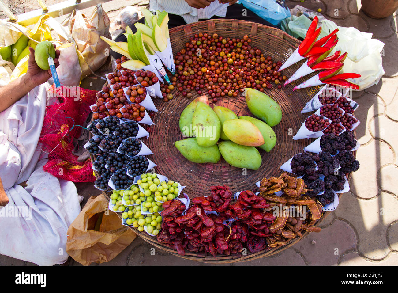 Des fruits, des collations d'aliments de rue à Mumbai, Inde Banque D'Images