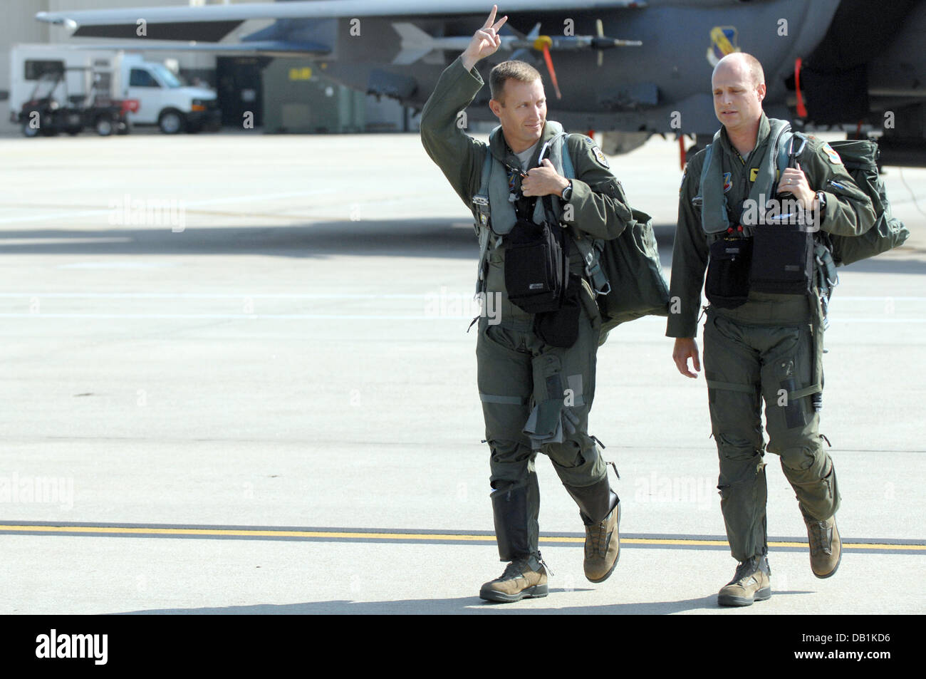 Le Lieutenant-colonel de l'US Air Force James Howard, 336e Escadron de chasse commandant, et le major Christopher Troyer, 336FS pilote, l'étape de la piste à Seymour Johnson Air Force Base, N.C., 17 juillet 2013. Le vol marque la fin de la mise à pied de 100 jours de vol d Banque D'Images