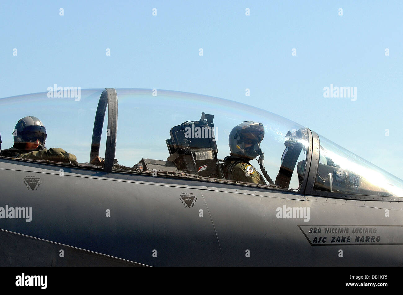 Le Lieutenant-colonel de l'US Air Force James Howard, 336e Escadron de chasse commandant, et le major Christopher Troyer, 336FS pilote, reprendre des heures de vol à Seymour Johnson Air Force Base, N.C., 17 juillet 2013. Le vol est la première étape dans le retour d'équipages de la 336e Banque D'Images