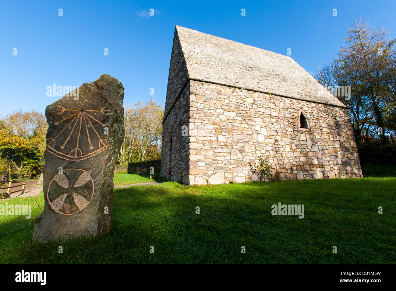 Une visite en famille un monastère chrétien avec un cadran solaire reconstruit à l'Irish National Heritage Park à compter de Wexford, Irlande Banque D'Images