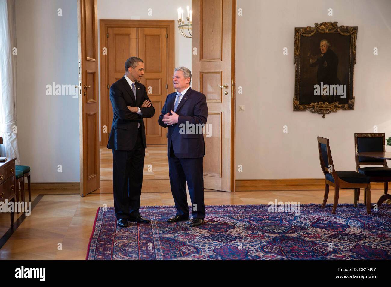 Le président américain Barack Obama parle avec le Président allemand Joachim Gauck avant leur réunion bilatérale à Schloss Bellevue, 19 juin 2013 à Berlin, Allemagne. Banque D'Images