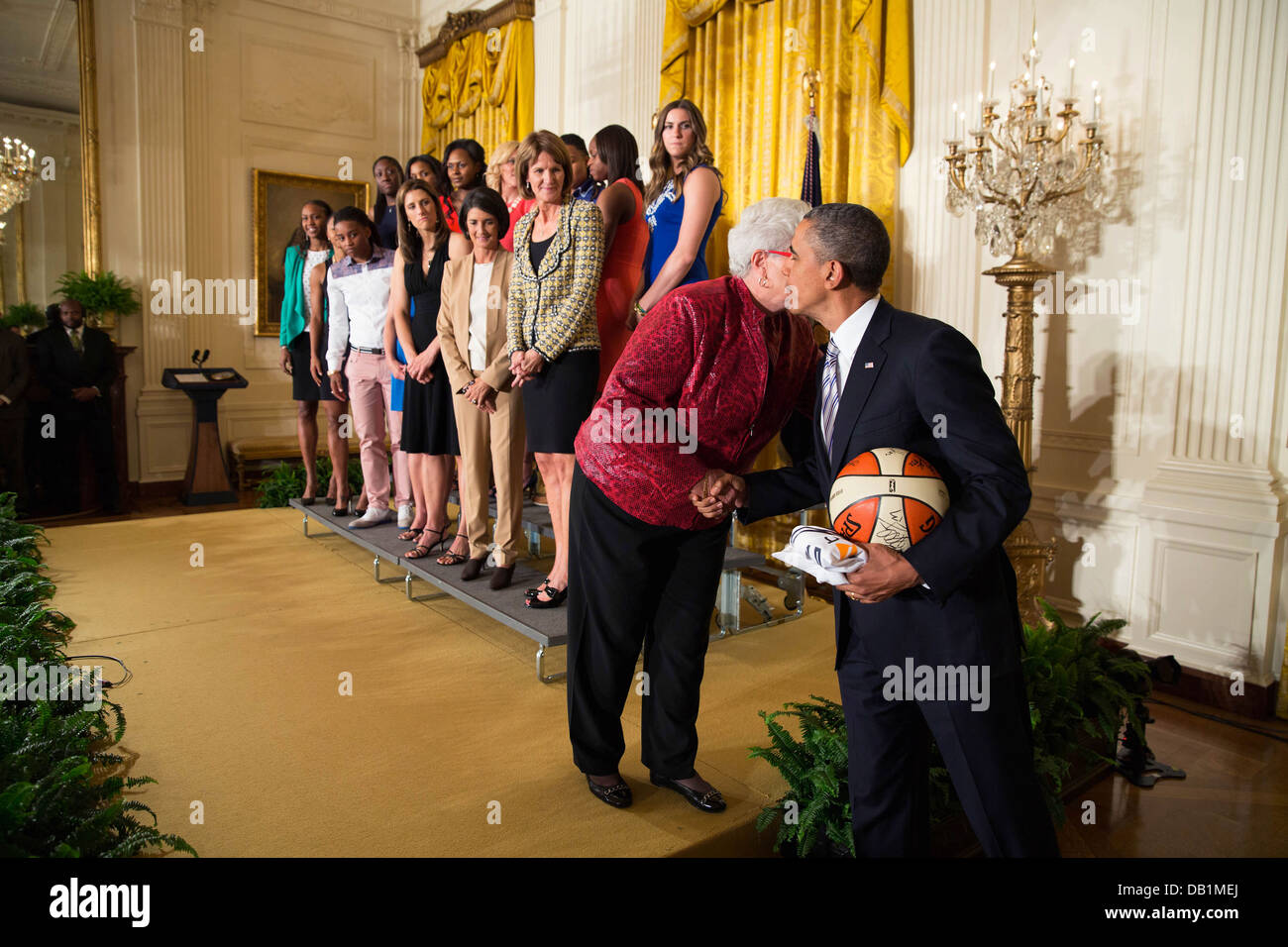 Le président américain Barack Obama félicite l'entraîneur en chef Lin Dunn comme elle et le champion WNBA Indiana Fever assister à un événement en l'honneur de l'équipe et leur victoire dans la finale WNBA dans la East Room de la Maison Blanche le 14 juin 2013 à Washington, DC. Banque D'Images