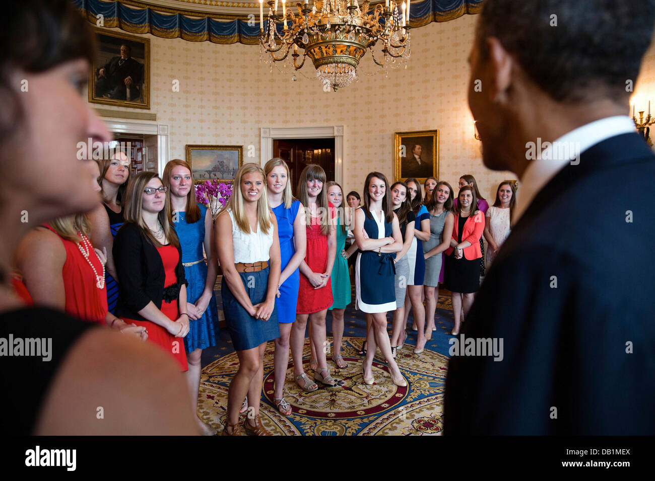 Le président américain Barack Obama parle avec des membres de la Division III Championne féminine de basket-ball de l'université DePaul Tigers dans la salle bleue de la Maison Blanche le 14 juin 2013 à Washington, DC. Banque D'Images