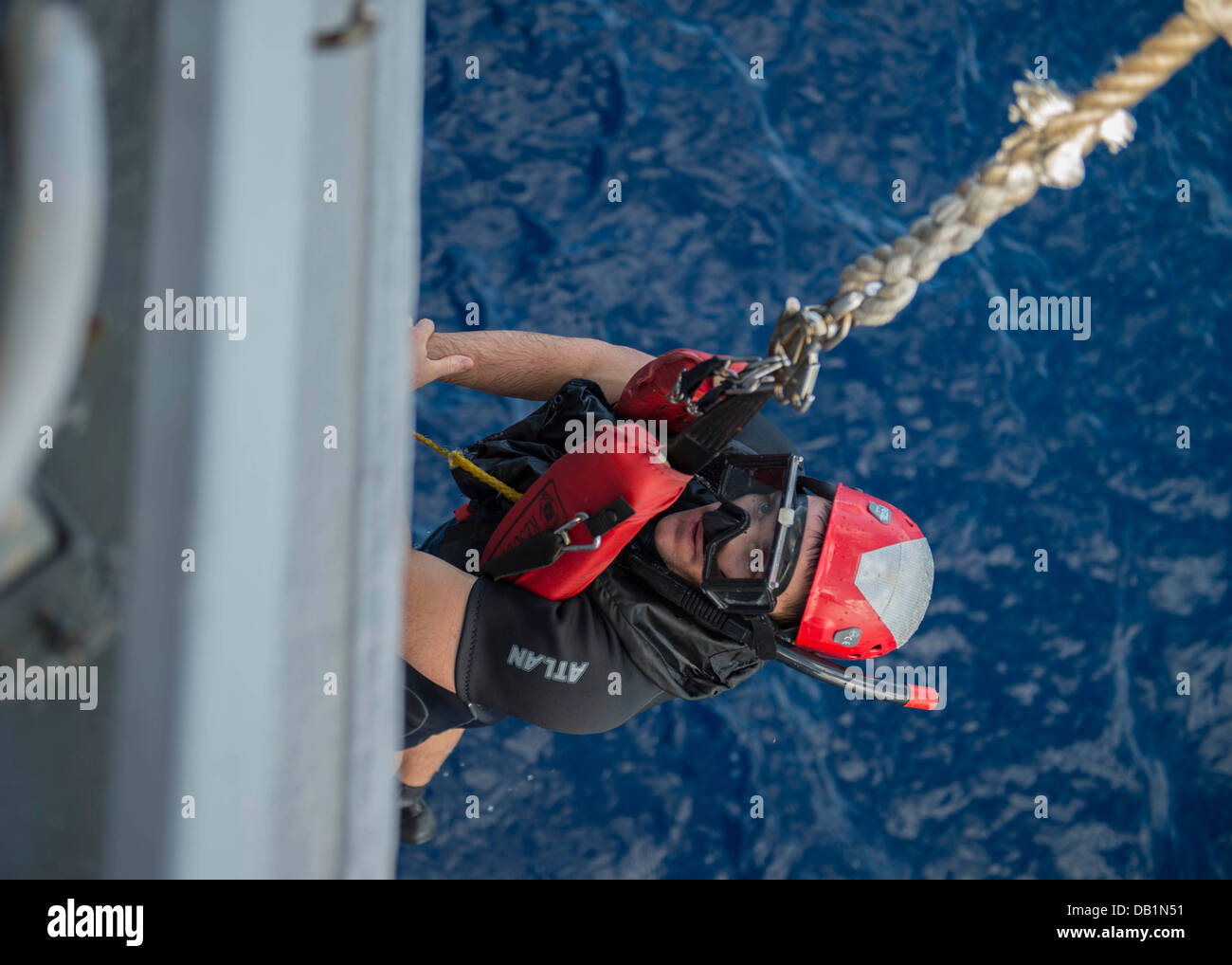 Quartier-maître nageur Recherche et sauvetage 2e classe Riley Knox est hissée sur le pont au cours d'un exercice de récupération focsle à bord de la classe Arleigh Burke destroyer lance-missiles USS Momsen (DDG 92) à l'appui de la société Talisman Saber 2013. Talisman Saber 2013 est un bien Banque D'Images