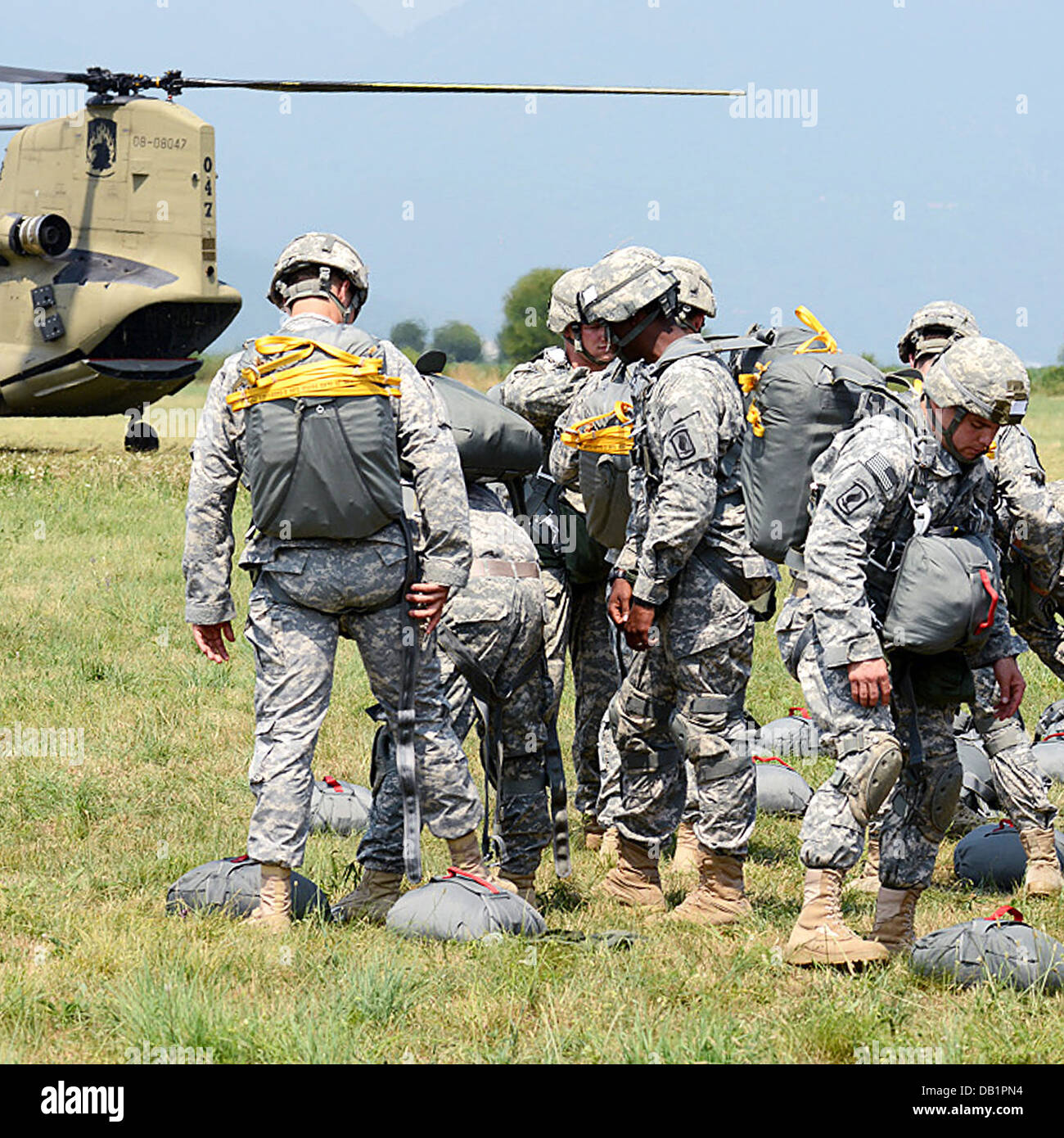 De parachutistes la 173e Airborne Brigade Combat Team ont participé à une formation de parachutisme saut avec CH-47 Chinook d'aéronefs de la 12e Brigade d'aviation de combat ici le 16 juillet. Y participaient également les parachutistes de l'armée italienne de la Folgore Par Banque D'Images