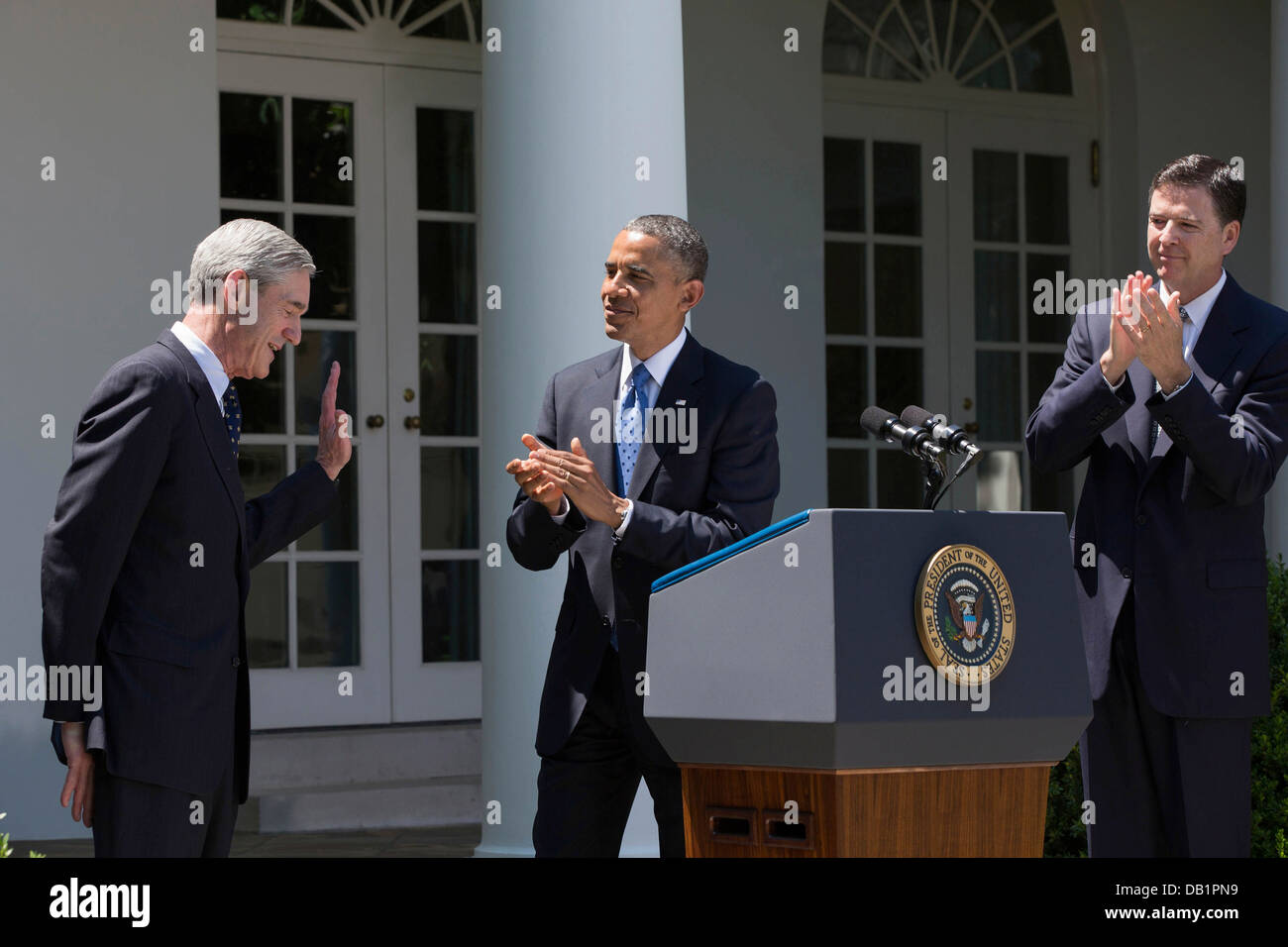 Nous joindre le directeur du FBI Robert Mueller reconnaît applaudissements lors du président américain Barack Obama discours dans la roseraie de la Maison Blanche le 21 juin 2013 à Washington, DC. Le Président a annoncé James Comey, droite, comme son candidat pour réussir Mueller. Banque D'Images