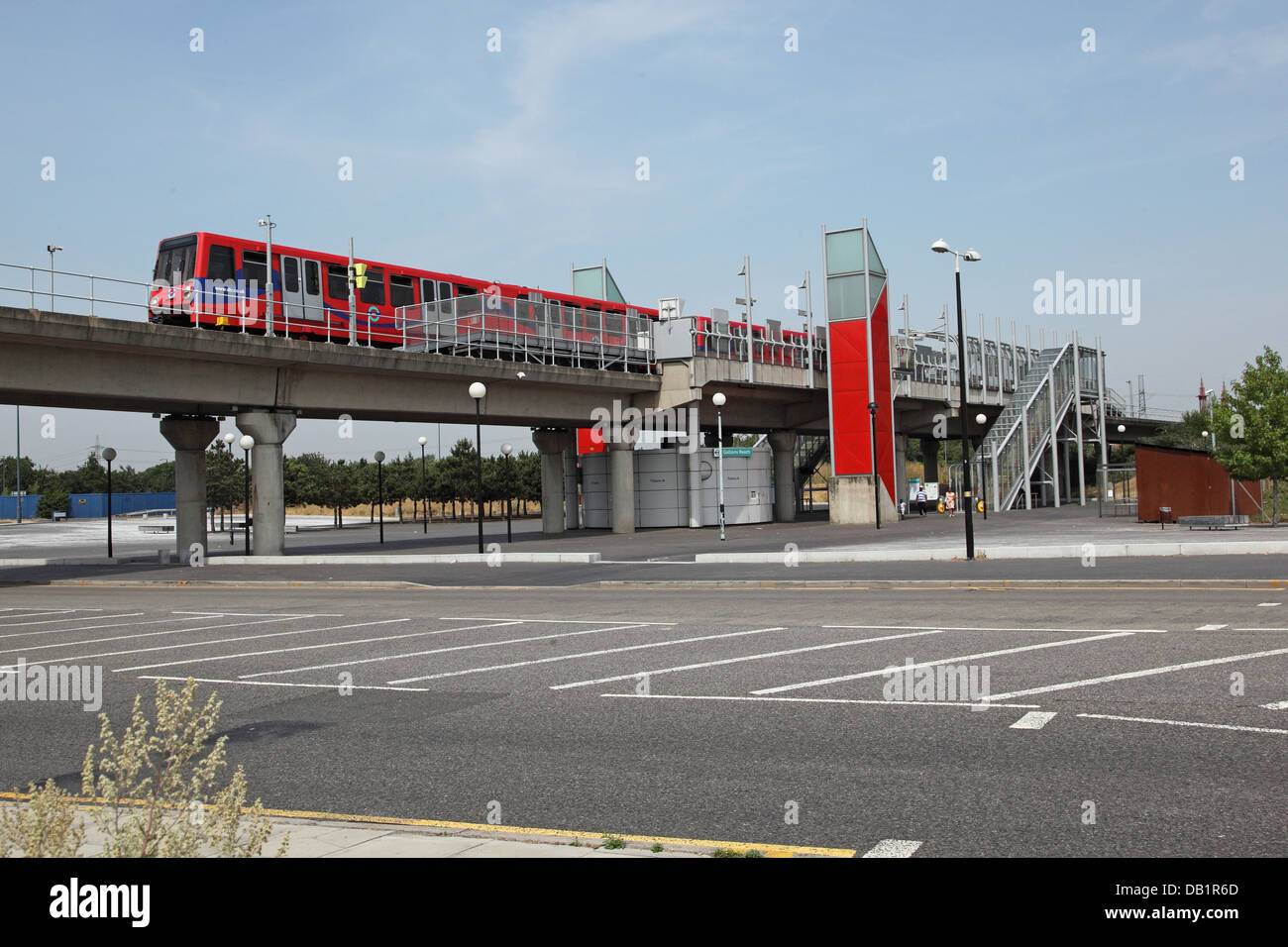 Un London Docklands Light Railway train part de la gare de Gallions Reach Beckton, East London, UK Banque D'Images