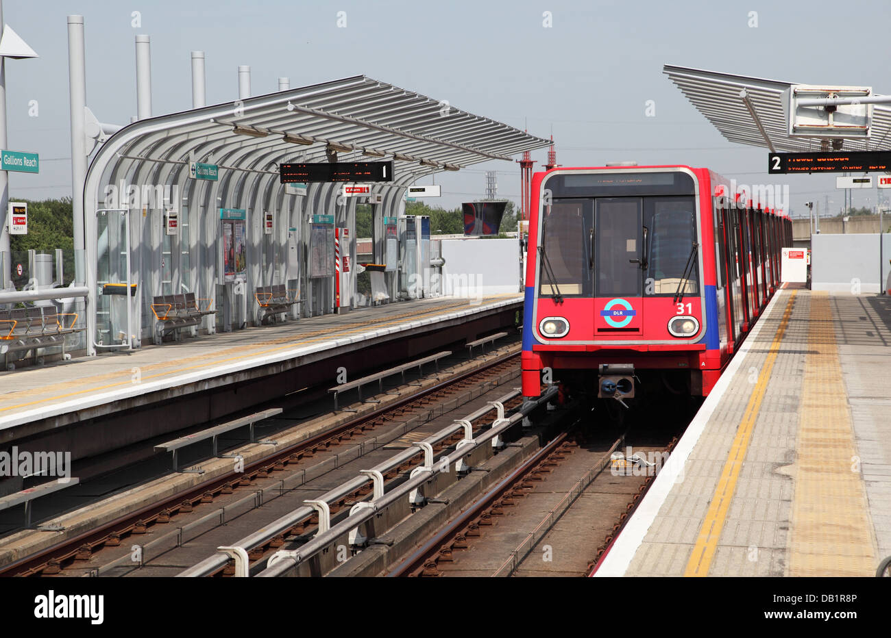 Un London Docklands Light Railway train arrive à atteindre dans la station de Gallions Beckton, East London, UK Banque D'Images