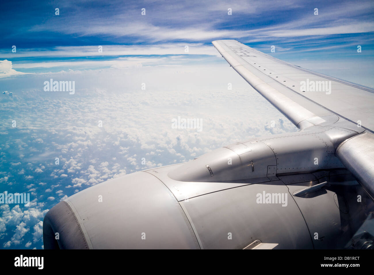 Une aile de Boeing 737 et un ciel magnifique. Banque D'Images