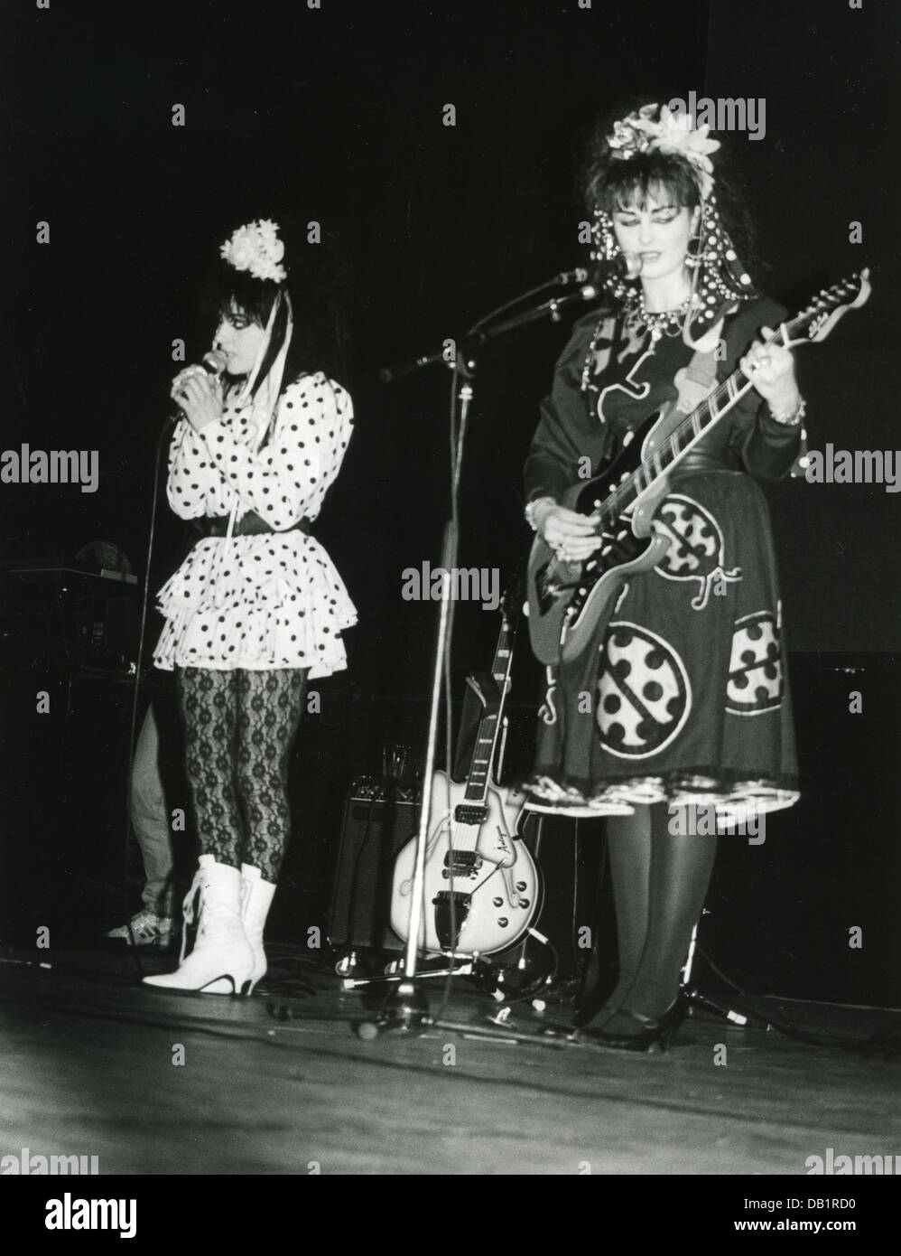 STRAWBERRY SWITCHBLADE punk écossais girl duo en 1985 avec Rose McDowall à gauche et Jill Bryson Banque D'Images