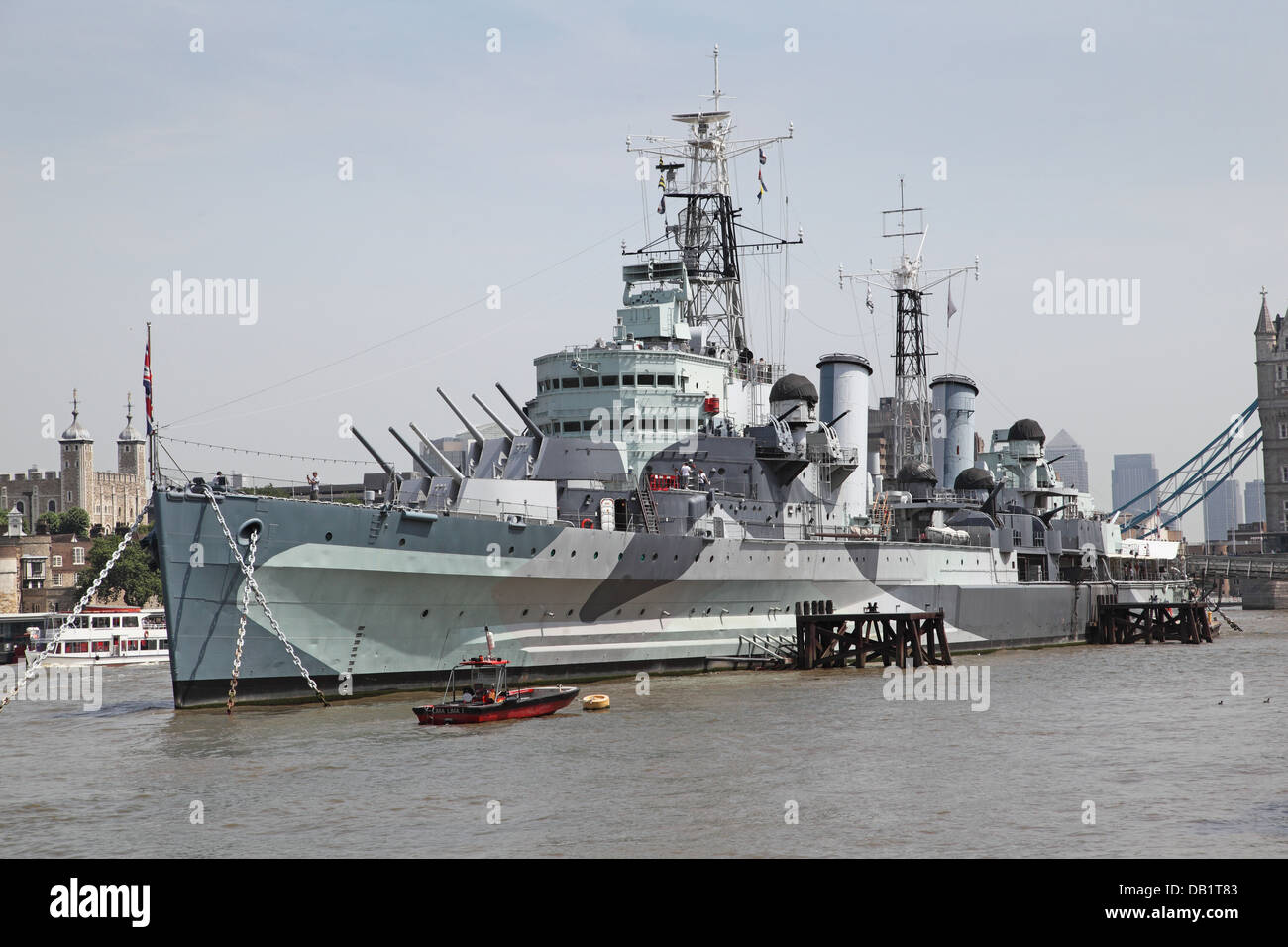 Le HMS Belfast. Un navire musée amarré dans la Tamise, Londres, en face de la Tour de Londres Banque D'Images