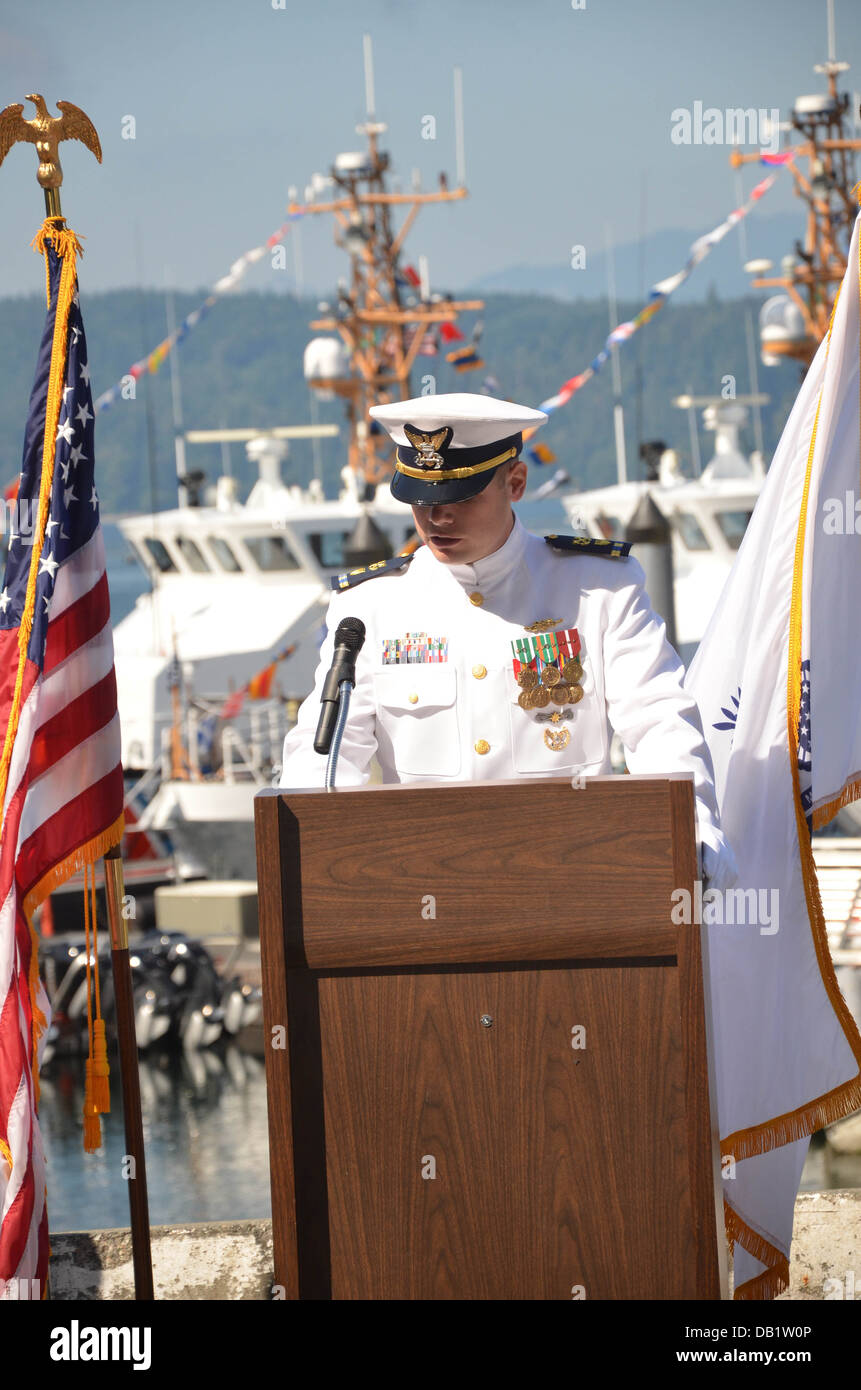 L'Adjudant-chef Stephen C. Pollock, le nouveau commandant pour la U.S. Coast Guard Cutter Sea Fox, un 87 pieds bateau de patrouille homeported à Bangor, Washington, donne ses observations au cours d'un changement de commandement cérémonie, le 19 juillet 2013. Avant de signaler que le nouveau Banque D'Images