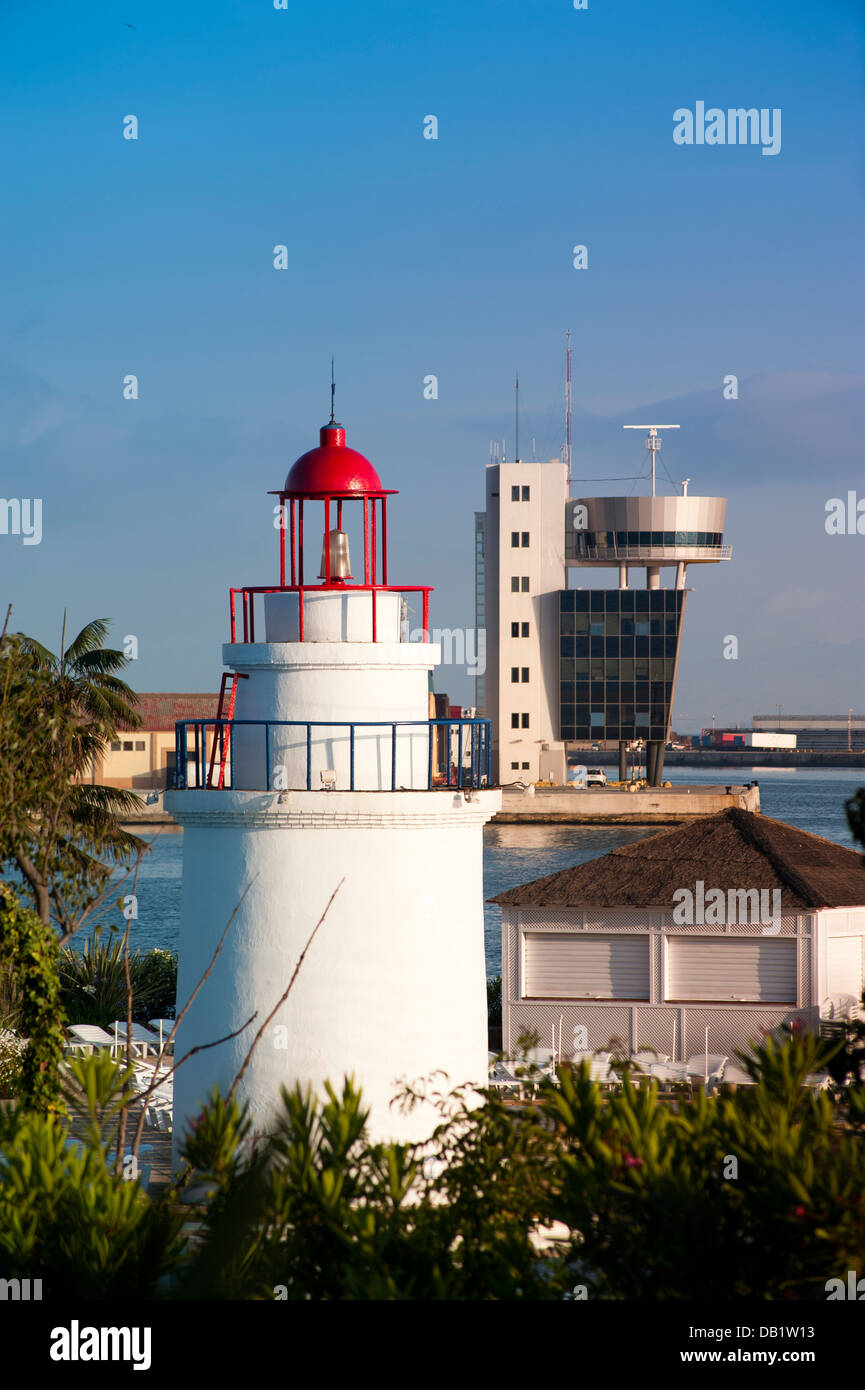 Phare et la tour de contrôle du port de Ceuta . L'Espagne. Banque D'Images