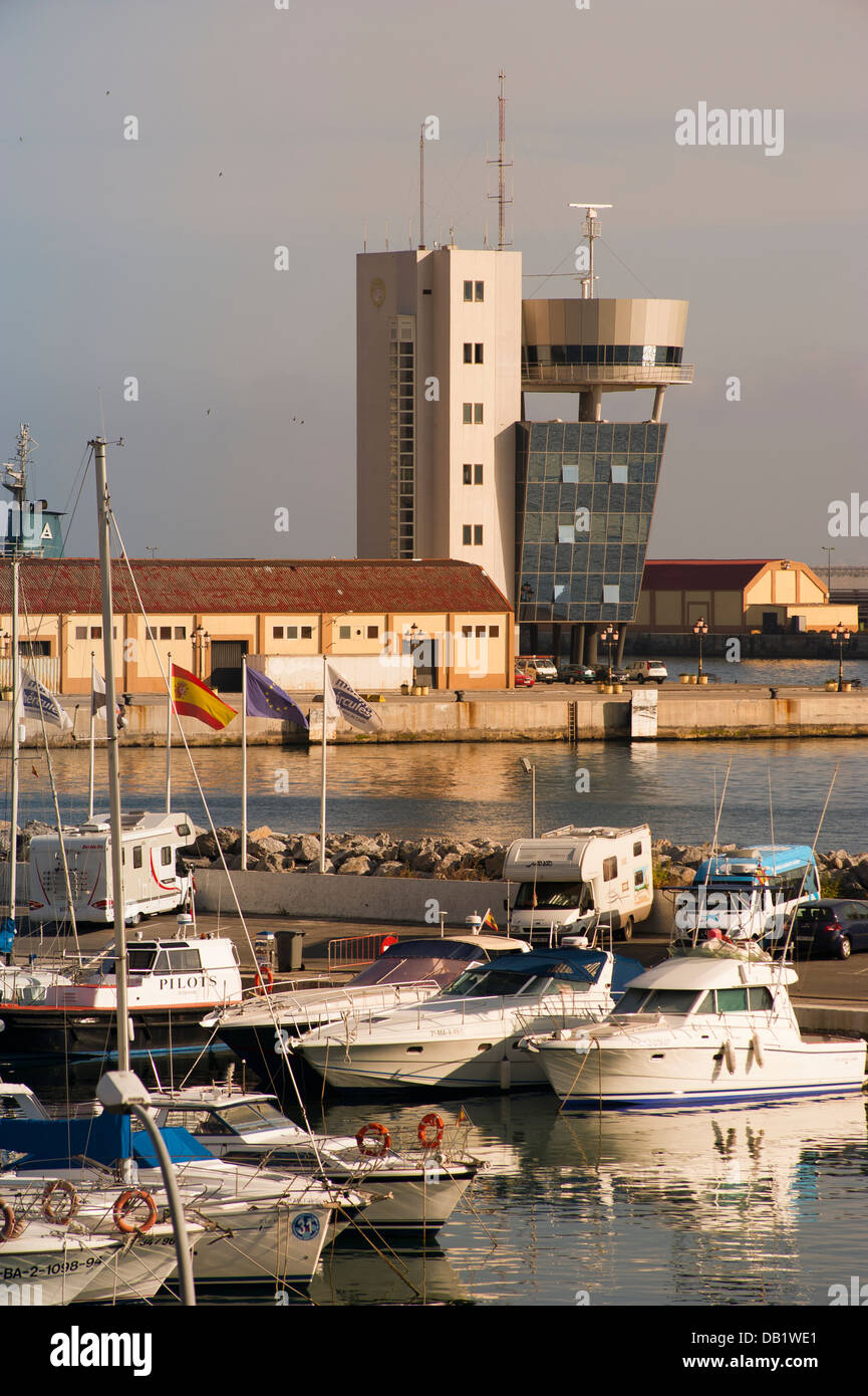 Marina et tour de contrôle du port de Ceuta en arrière-plan. Ceuta . L'Afrique du Nord. Banque D'Images