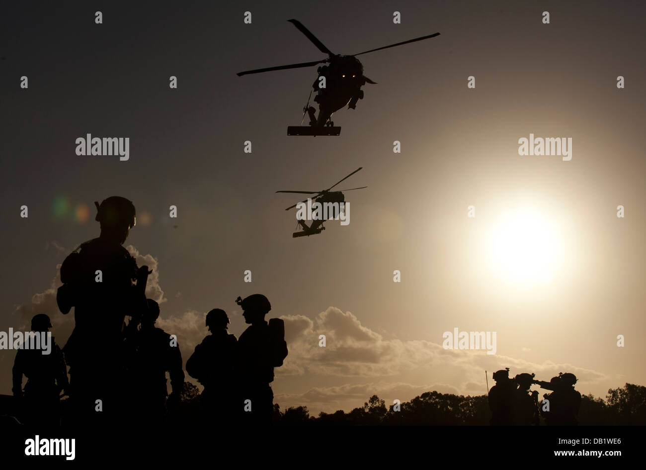 Les Marines américains participant à Talisman Saber 2013 regrouper après-rapide de ligotage HH-60H Sea Hawks affecté à l'hélicoptère de Firehawks mer e Escadron de soutien au combat (HSC) 85, 15 juillet. Talisman Sabre est un exercice qui améliore la colla multilatéral Banque D'Images