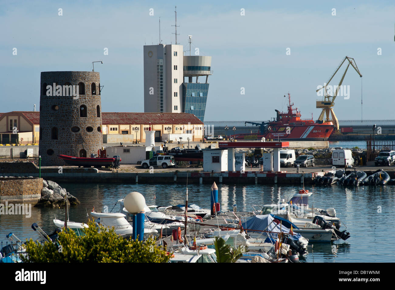 Marina et tour de contrôle du port de Ceuta Ceuta en arrière-plan . L'Afrique du Nord. Banque D'Images