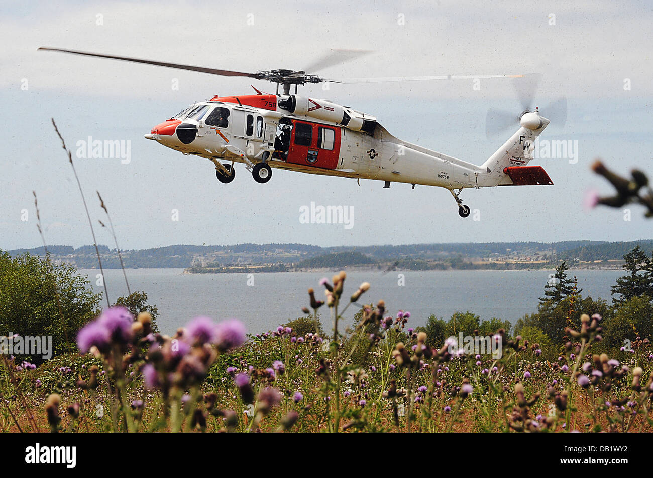 Les marins affectés Naval Air Station Whidbey Island pour la recherche et sauvetage (SAR), descend dans un hélicoptère MH-60 Sea Hawk, lors d'une recherche et de sauvetage de l'évaluation. Les avantages de l'évaluation de la commande et de la communauté locale par l'évaluation des techniques de R-S un Banque D'Images