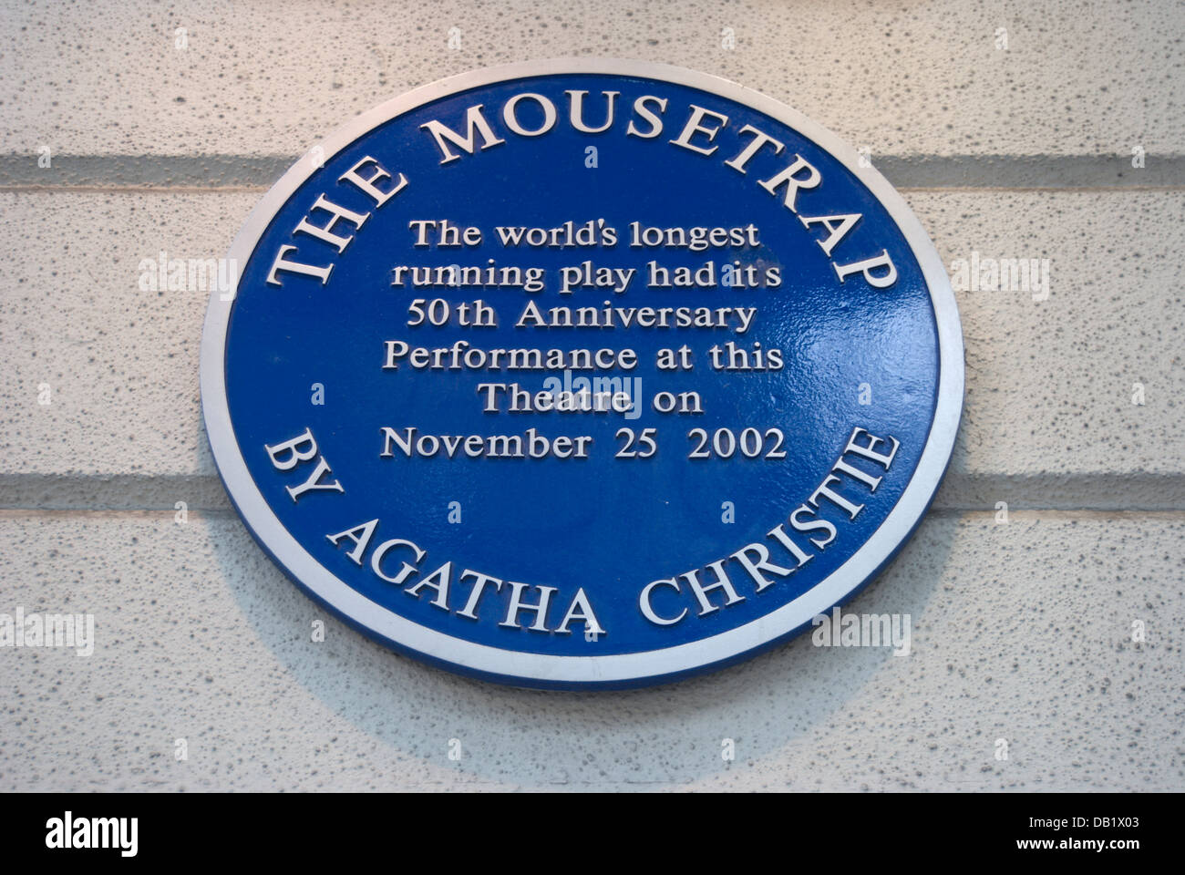 Blue plaque marquant le cinquantième anniversaire de la pièce d'Agatha Christie, la souricière, St Martin's Theatre, Londres, Angleterre Banque D'Images