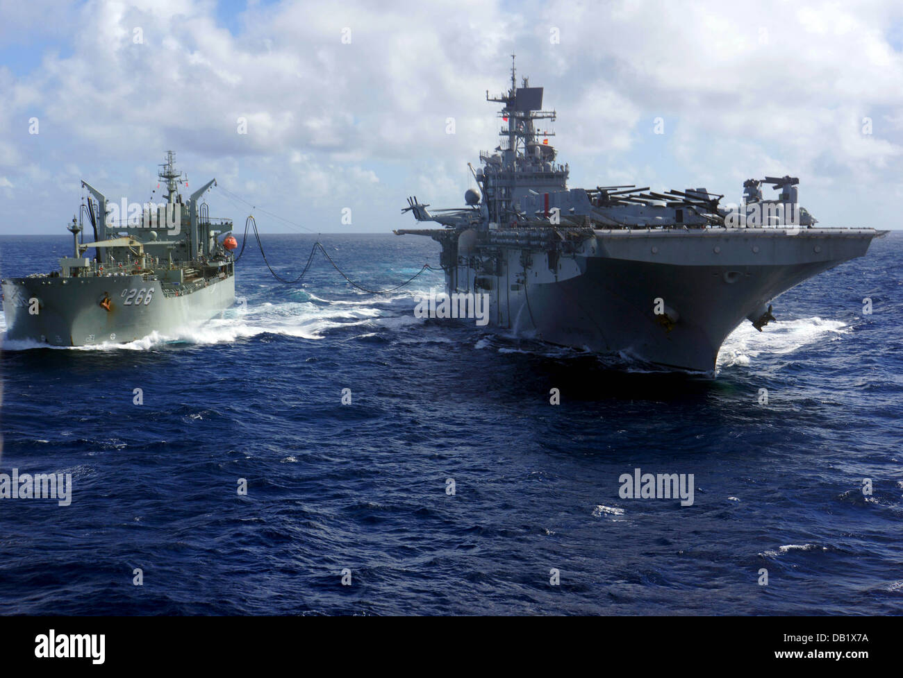 1 Le navire d'assaut amphibie USS Bonhomme Richard (DG 6) effectue un ravitaillement en mer avec la reconstitution de la Marine australienne HMAS pétrolier Sirius (O 266). Bonhomme Richard est le navire amiral de la Bonhomme Richard Groupe amphibie et est cette fois Banque D'Images