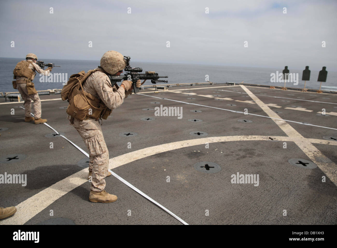 Marines avec la Compagnie Bravo, bataillon de l'équipe d'atterrissage 1/4, 13e Marine Expeditionary Unit, tirer et se déplacer pendant trois Table l'adresse au tir de la formation dans le cadre d'exercice de l'unité de formation composite à bord de l'USS Harpers Ferry (LSD-49, 13 juillet 2013. Formation composite Banque D'Images