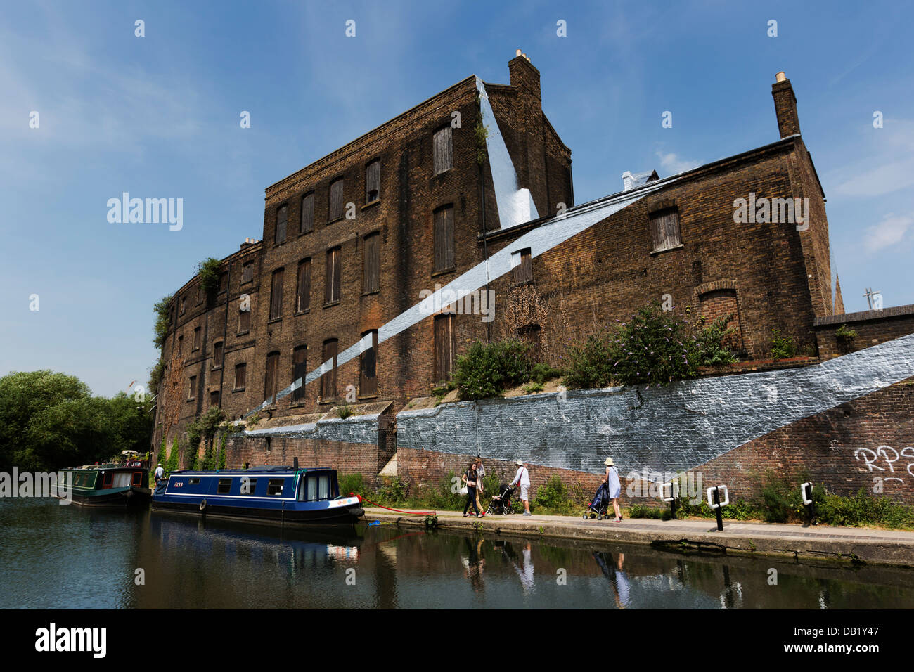 Regent's Canal avec l'ancien et du charbon du poisson et des bureaux à travers l'art 'bâtiment' par l'artiste Felice Varini, King's Cross Banque D'Images