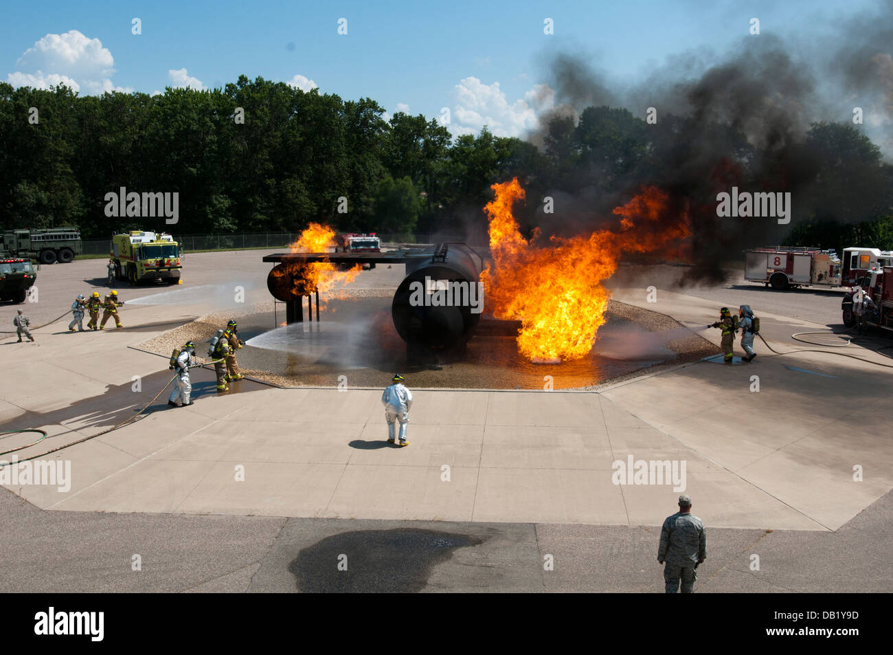 Des équipes de la Garde nationale aérienne de l'armée américaine et réserver les pompiers travaillent d'éteindre un incendie à Volk Field la préparation au combat au Centre à Camp Douglas, Wisconsin, le 18 juillet 2013, lors de l'exercice Patriot 13. La Patriot l'exercice est un scénario d'opérations nationales t Banque D'Images